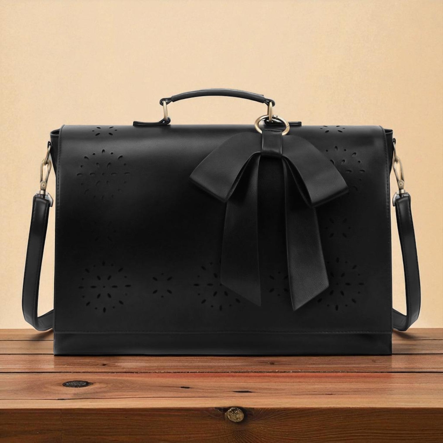 Stilinga moteriška kuprinė su papuošalu šleifo formos