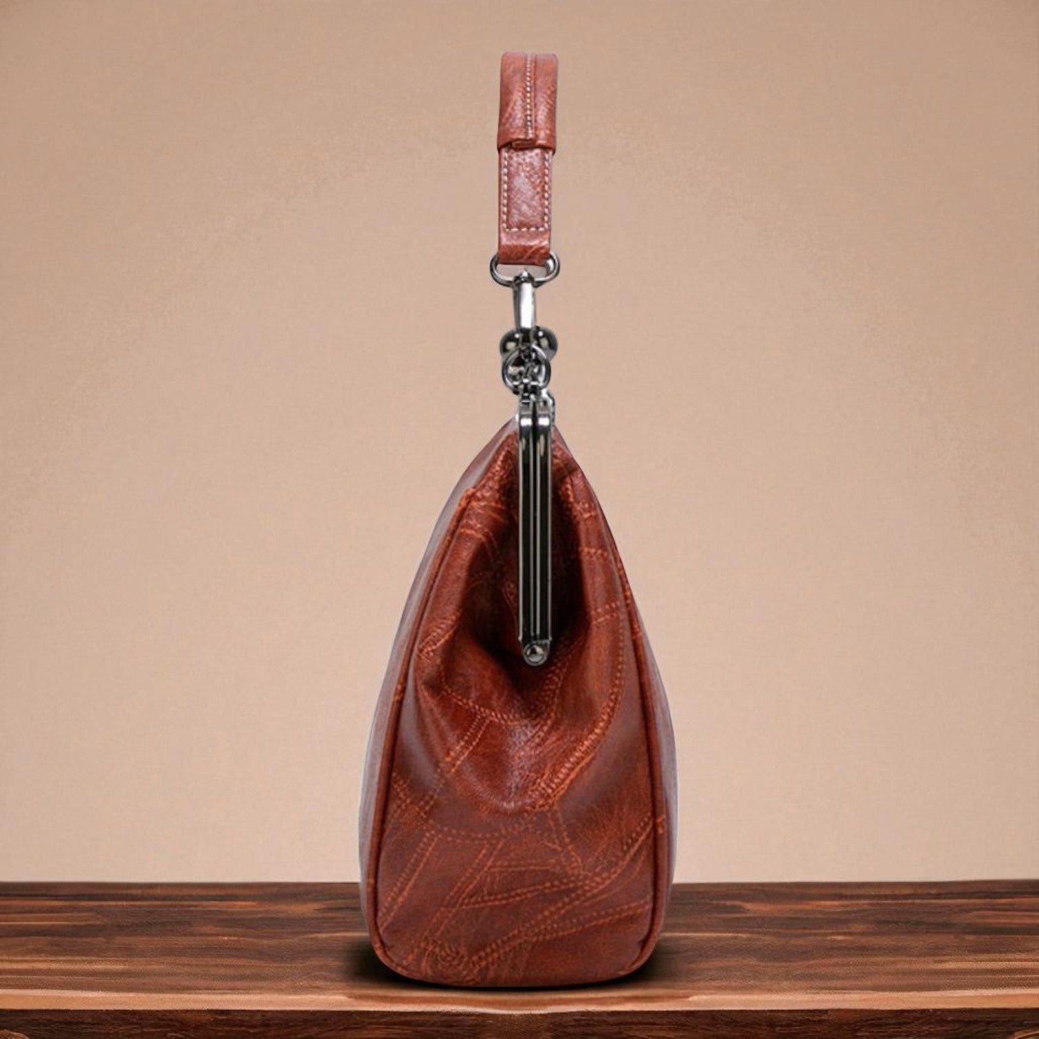 Vintage rankinė su raktu užrakinimui