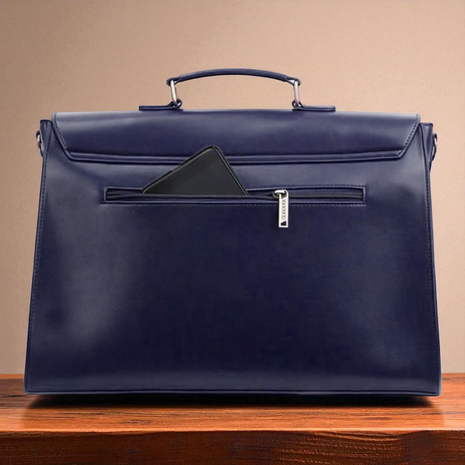 Stilinga moteriška kuprinė su papuošalu šleifo formos