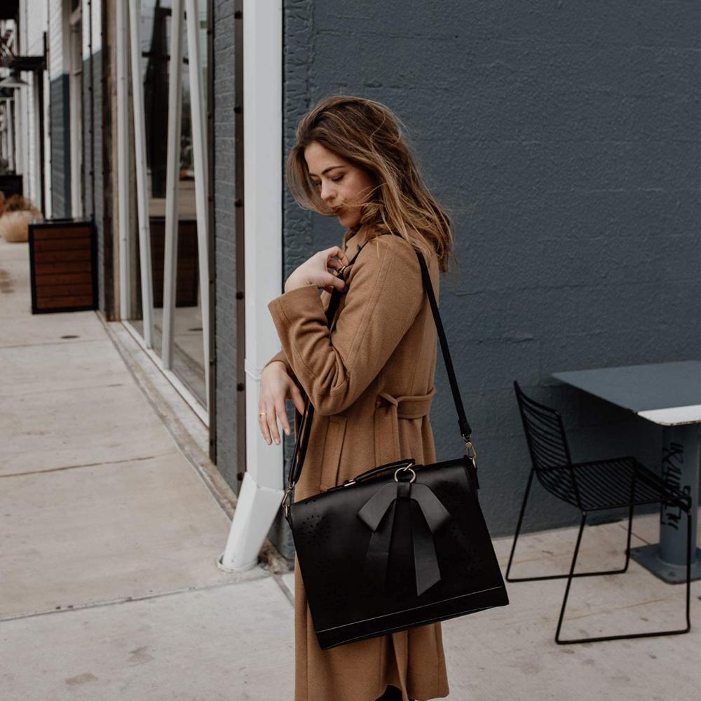 Stilinga moteriška kuprinė su papuošalu šleifo formos