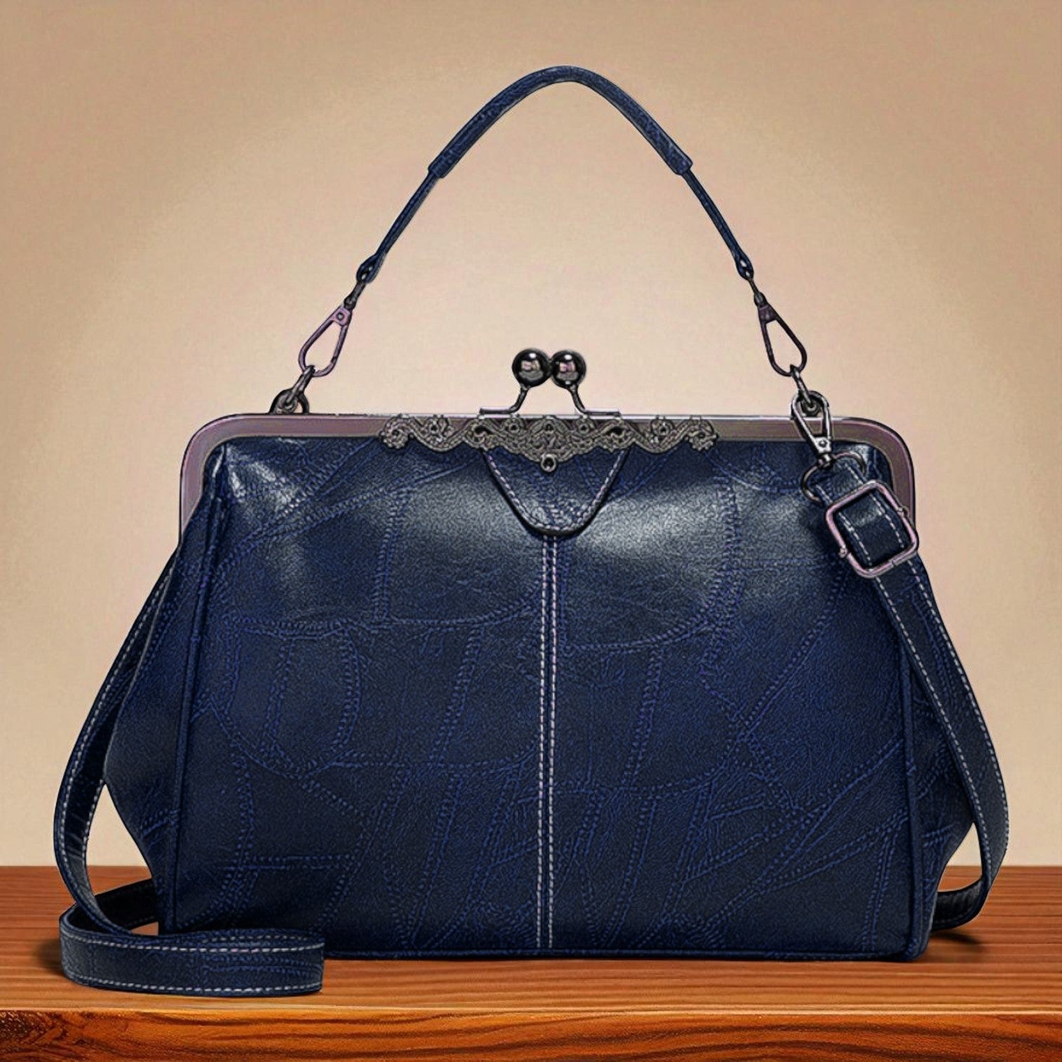 Vintage rankinė su raktu užrakinimui