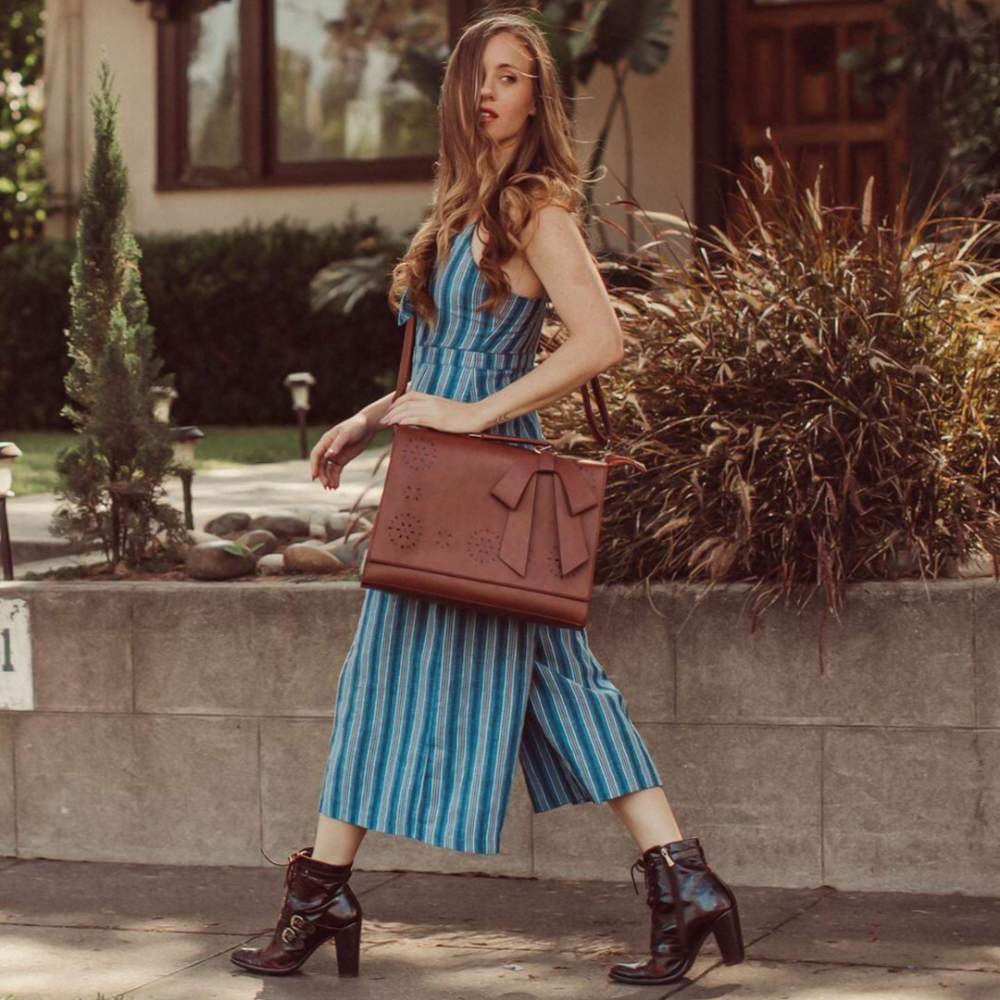 Stilinga moteriška kuprinė su papuošalu šleifo formos