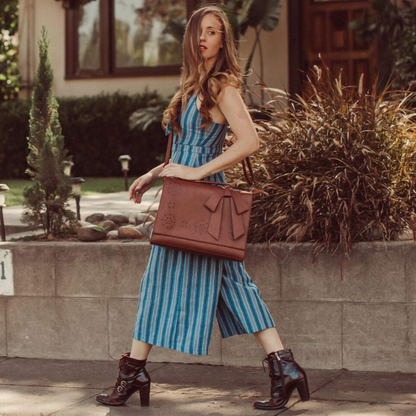 Stilinga moteriška kuprinė su papuošalu šleifo formos