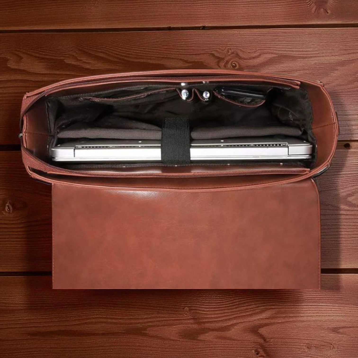 Stilinga moteriška kuprinė su papuošalu šleifo formos