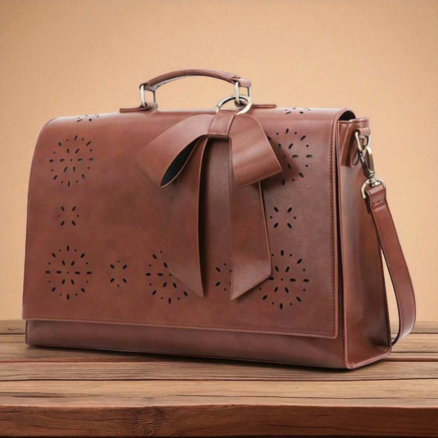 Stilinga moteriška kuprinė su papuošalu šleifo formos