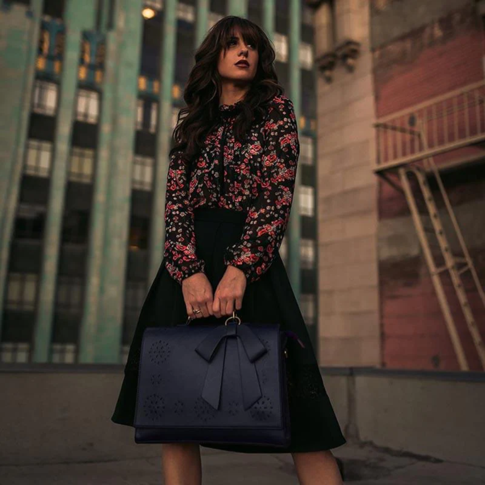 Stilinga moteriška kuprinė su papuošalu šleifo formos