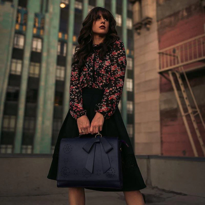 Stilinga moteriška kuprinė su papuošalu šleifo formos