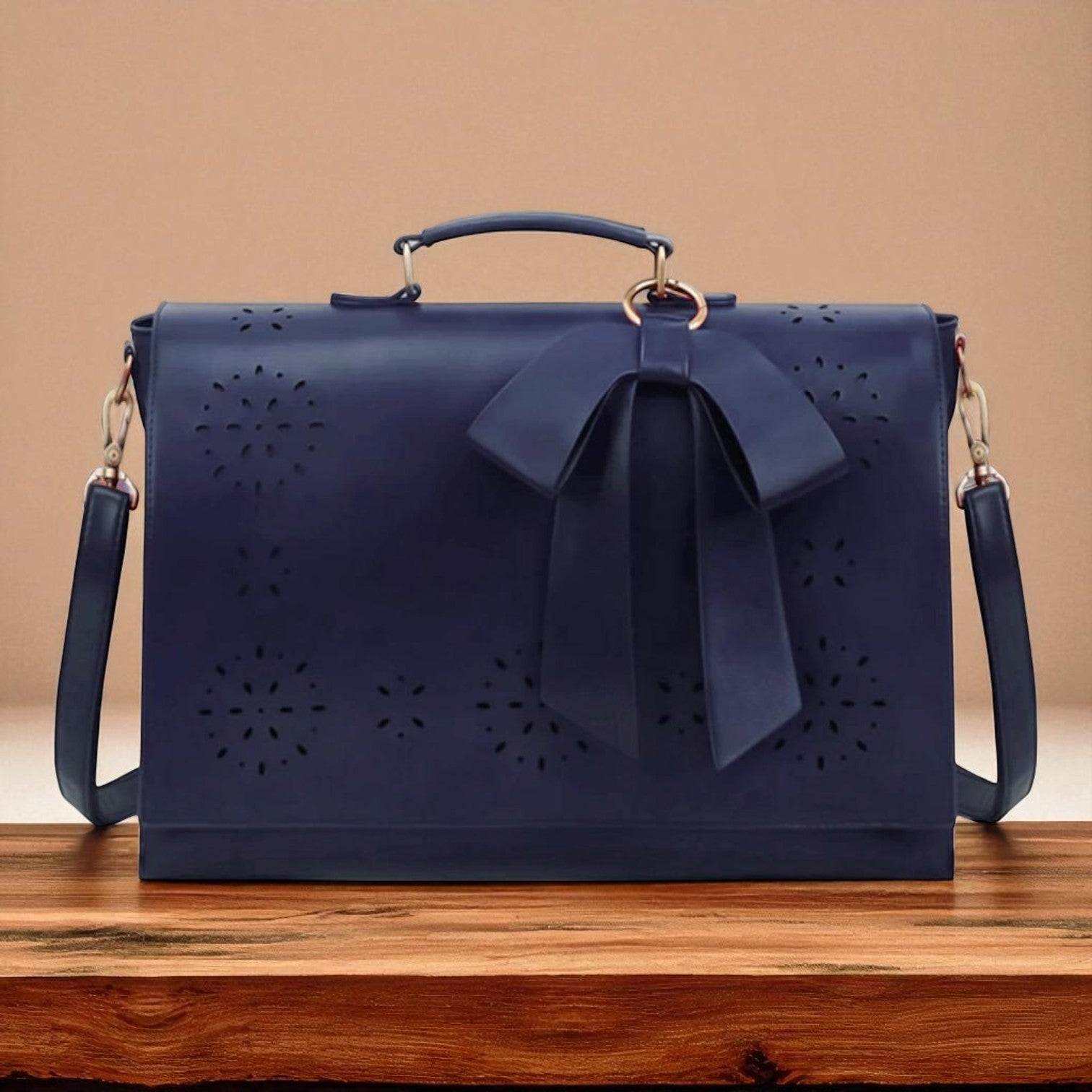 Stilinga moteriška kuprinė su papuošalu šleifo formos