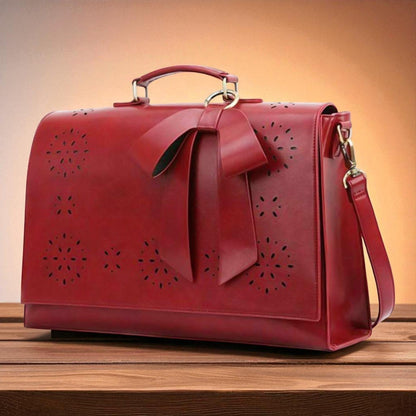 Stilinga moteriška kuprinė su papuošalu šleifo formos