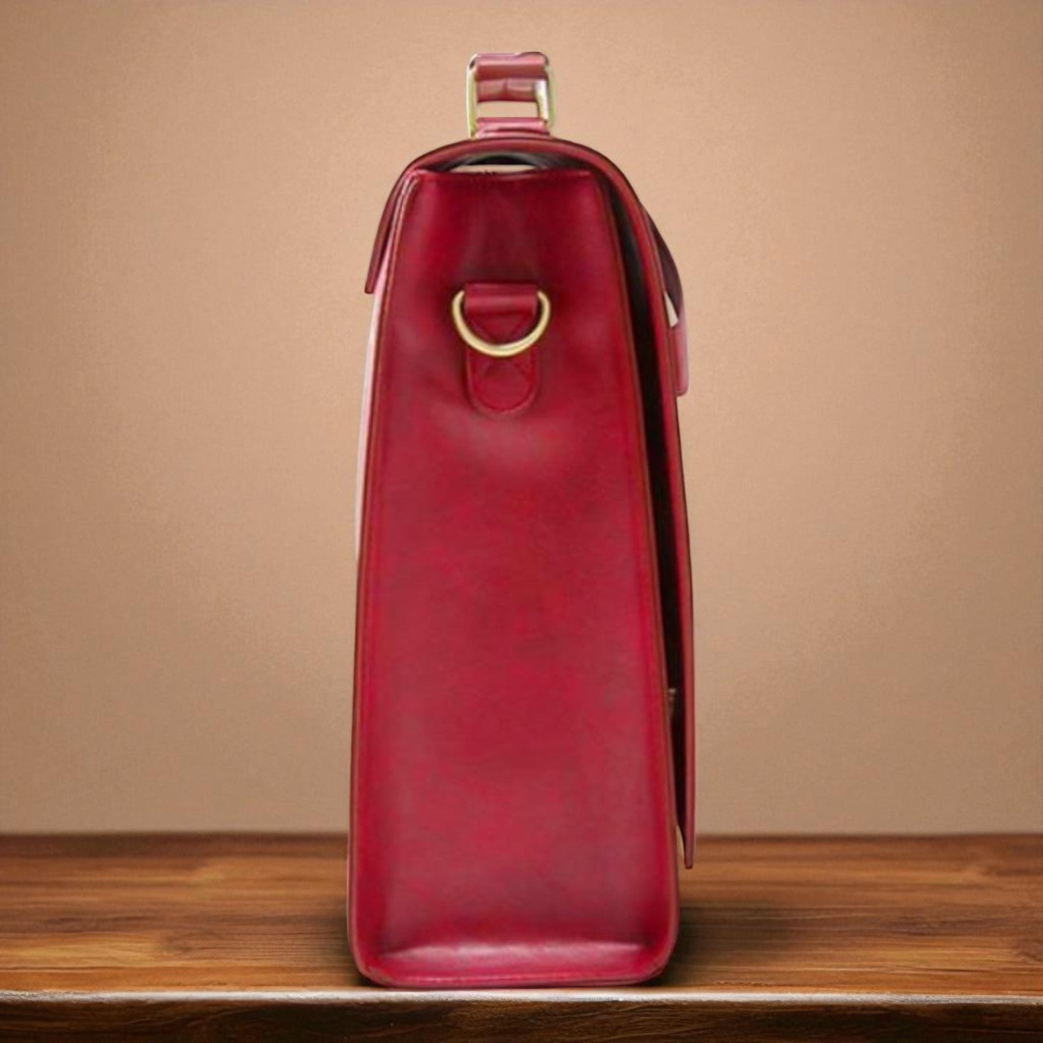 Stilinga moteriška kuprinė su papuošalu šleifo formos