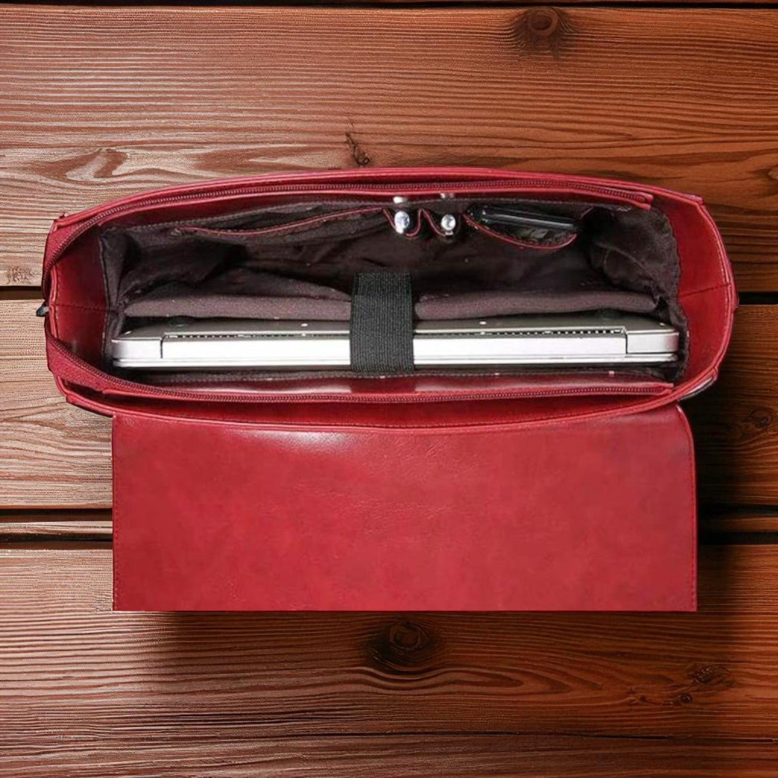 Stilinga moteriška kuprinė su papuošalu šleifo formos