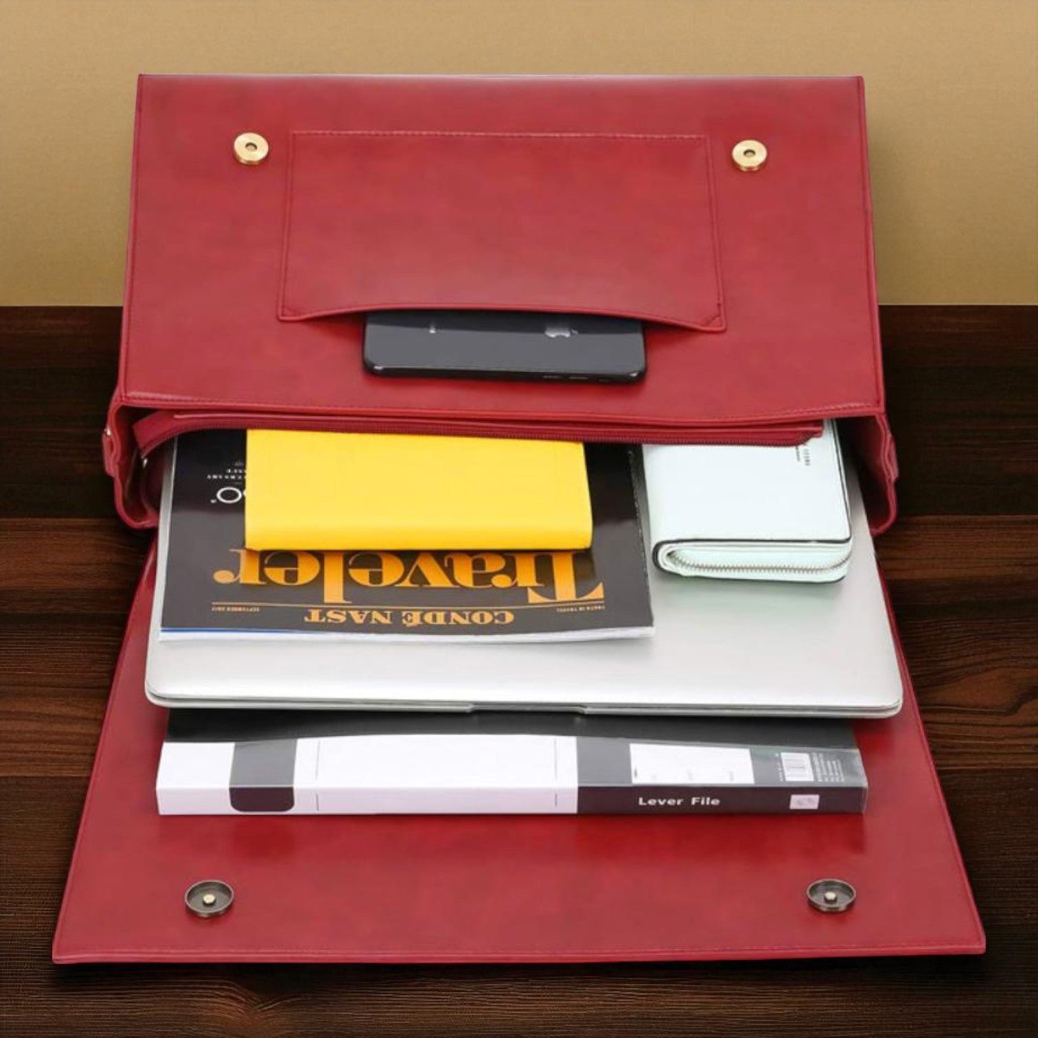 Stilinga moteriška kuprinė su papuošalu šleifo formos